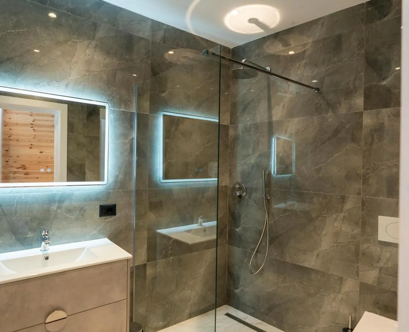 Hotel 5 Stinet Koman ألبانيا